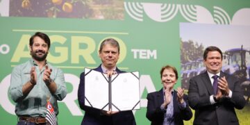 Ao lado de Tarcísio de Freitas, Tereza Cristina participa do lançamento de programa “Nosso Agro Tem Força”