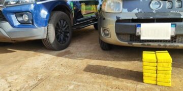 PRF apreende 14,5 kg de cocaína ocultos em painel de veículo na com dois bebês na BR-262