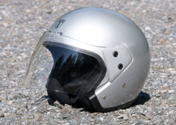 Mulher é atingida com capacete pelo marido na frente da filha em Nova Andradina