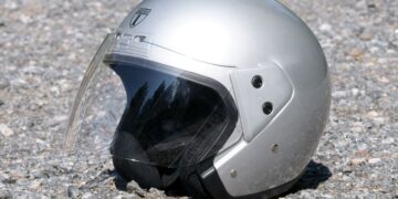 Mulher é atingida com capacete pelo marido na frente da filha em Nova Andradina