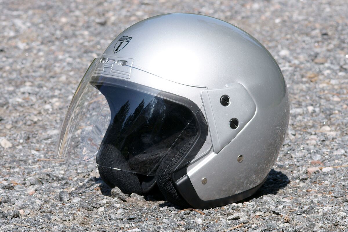 Mulher é atingida com capacete pelo marido na frente da filha em Nova Andradina