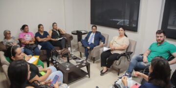 Vereadores recebem mães atípicas em busca de soluções para falta de fraldas e suplemento alimentar