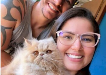 Vídeo: câmeras flagraram homem atirando contra ex e amiga dela e ateando fogo em loja 