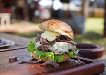 Hambúrgueres exóticos de carne de avestruz e búfalo são destaque no 2º Champions Burger na Capital