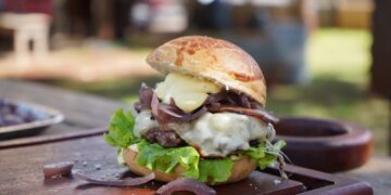 Hambúrgueres exóticos de carne de avestruz e búfalo são destaque no 2º Champions Burger na Capital