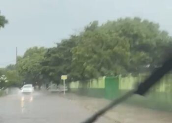 Tempestade forte assusta comerciantes e deixa rastro de destruição em Campo Grande