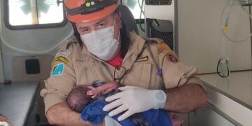 Sem saber que estava grávida, adolescente dá à luz e abandona bebê em terreno baldio em MS