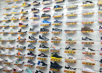 Operação apreende mais de 30 mil pares de tênis falsificados em Campo Grande