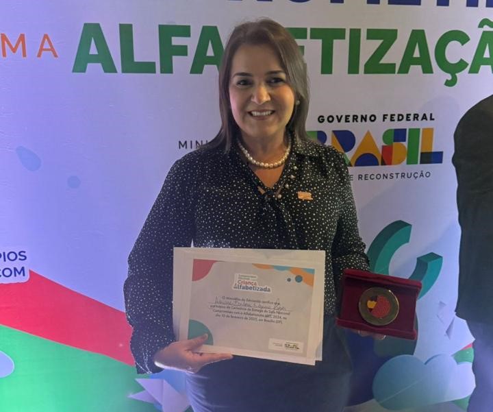 É ouro: prefeita Adriane recebe prêmio nacional por investimentos na Educação É ouro: prefeita Adriane recebe prêmio nacional por investimentos na Educação