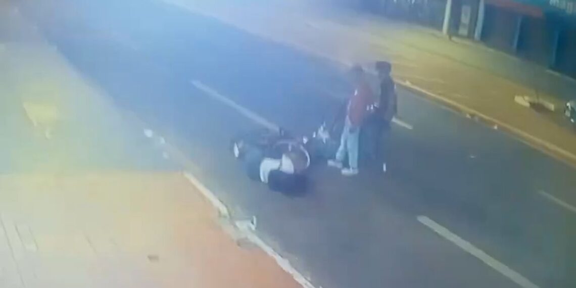 Adolescente furta celular de mulher desmaiada após ataque epilético em Nova Andradina