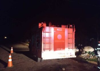 Incêndio de grandes proporções destrói residência em Aquidauana