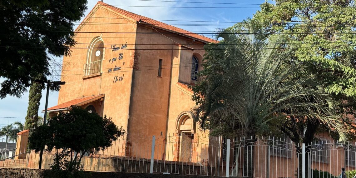 Homem leva facada, corre para igreja e morre em escadaria 