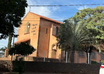 Homem leva facada, corre para igreja e morre em escadaria 