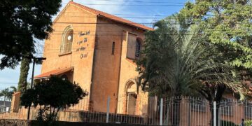 Homem leva facada, corre para igreja e morre em escadaria 