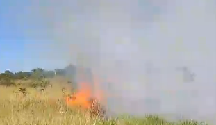 Incêndio em pasto próximo a BR-163 ameaça usina solar e fumaça invade rodovia