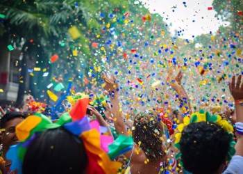 Caia na folia com segurança, confira sete dicas para evitar golpes no Carnaval