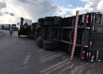 Caminhão com carregamento de madeira tomba e interdita trecho de rodovia em Anaurilândia
