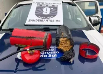 Polícia Militar prende bolivianos com 7kg de cocaína escondidos em extintor de incêndio