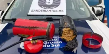 Polícia Militar prende bolivianos com 7kg de cocaína escondidos em extintor de incêndio