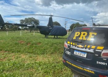 Operação conjunta da PRF e Polícia Civil apreende helicóptero irregular em Paranaíba