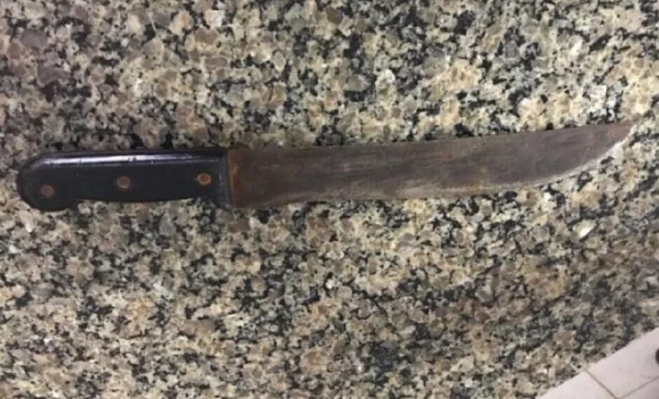 Mulher foge de casa após ameaça com facão e leva filhos de 1 mês e 7 anos