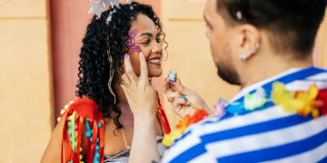 Make Folia: Oficina de maquiagem grátis para preparar a juventude para o Carnaval