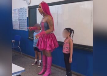 Ameaçada após ser exposta por políticos transfóbicos, professora pede afastamento; vereador mente que foi por causa dele