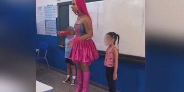 Ameaçada após ser exposta por políticos transfóbicos, professora pede afastamento; vereador mente que foi por causa dele