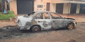 Incêndio destrói carro na Vila Áurea em Ponta Porã