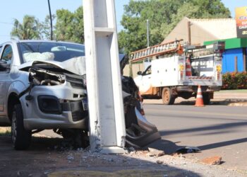 Motorista fica ferida após colidir com poste no Carandá Bosque, em Campo Grande