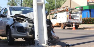 Motorista fica ferida após colidir com poste no Carandá Bosque, em Campo Grande