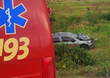 Carro de escolta armada bate em boi e capota na BR-359, entre Coxim e Alcinópolis