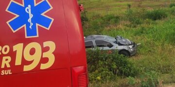 Carro de escolta armada bate em boi e capota na BR-359, entre Coxim e Alcinópolis