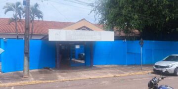 Homem armado com faca invade escola durante fuga e assusta pais e alunos em Campo Grande