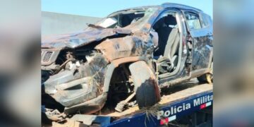 Homem morre após capotar carro com maconha durante fuga da polícia em Paranhos