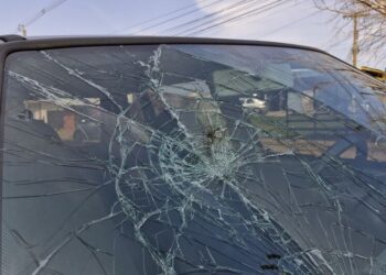 Jovem é detida após destruir o carro do namorado e ameaça-lo de morte em Campo Grande
