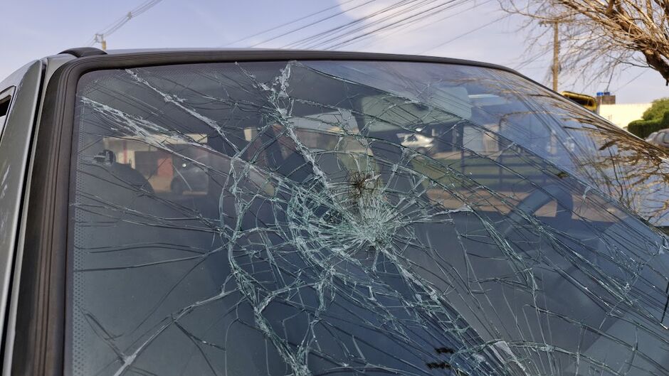 Jovem é detida após destruir o carro do namorado e ameaça-lo de morte em Campo Grande