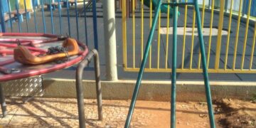 Balanço furtado é devolvido e reinstalado no playground da Orla Morena