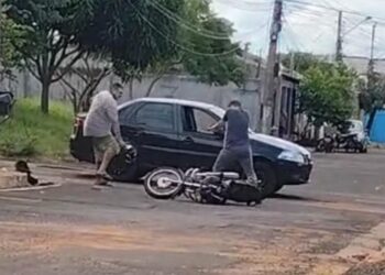 Vídeo: motociclista e policial brigam após batida no trânsito e treta termina com tiro