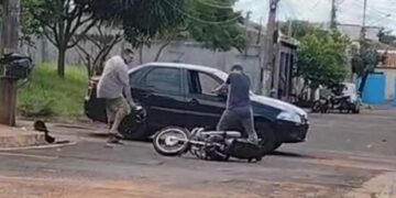 Vídeo: motociclista e policial brigam após batida no trânsito e treta termina com tiro