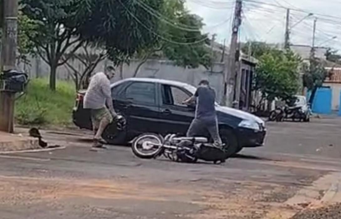 Vídeo: motociclista e policial brigam após batida no trânsito e treta termina com tiro