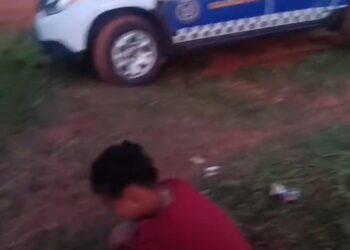 Vídeo: Mulher é presa após agredir filhos com pedradas e jogá-los em poça de lama