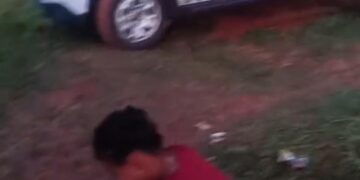 Vídeo: Mulher é presa após agredir filhos com pedradas e jogá-los em poça de lama