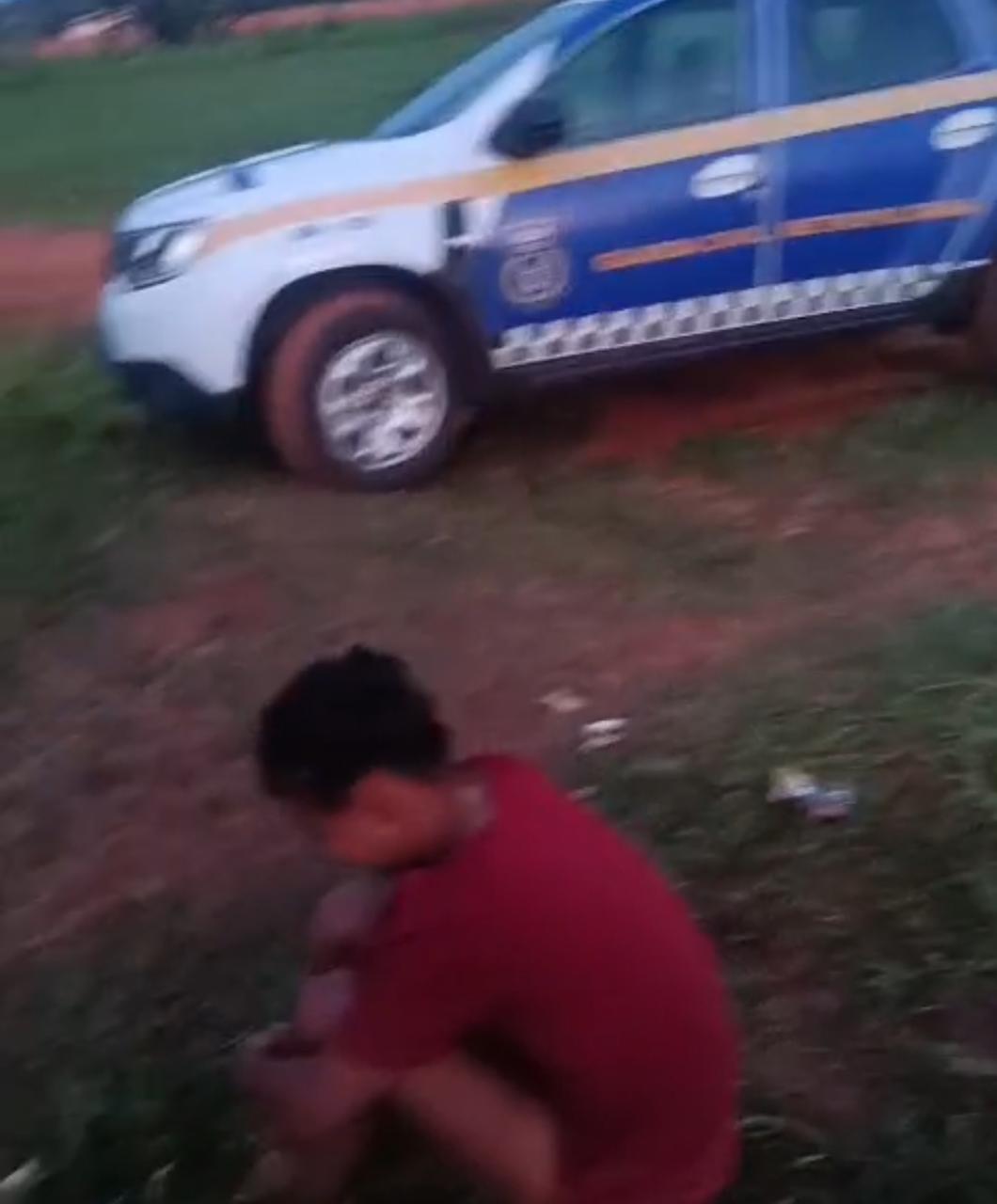 Vídeo: Mulher é presa após agredir filhos com pedradas e jogá-los em poça de lama