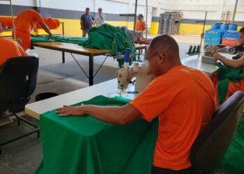 Costura e ressocialização: internos produzem enxovais hospitalares em parceria inovadora