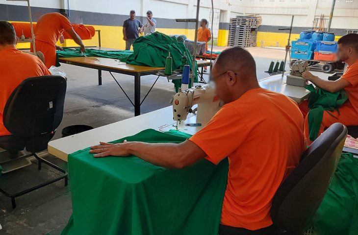 Costura e ressocialização: internos produzem enxovais hospitalares em parceria inovadora