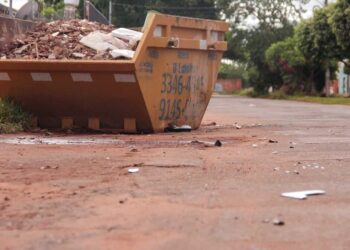 Motociclista morre ao bater em caçamba e garupa fica ferida