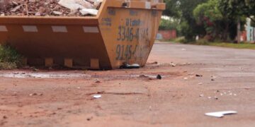 Motociclista morre ao bater em caçamba e garupa fica ferida