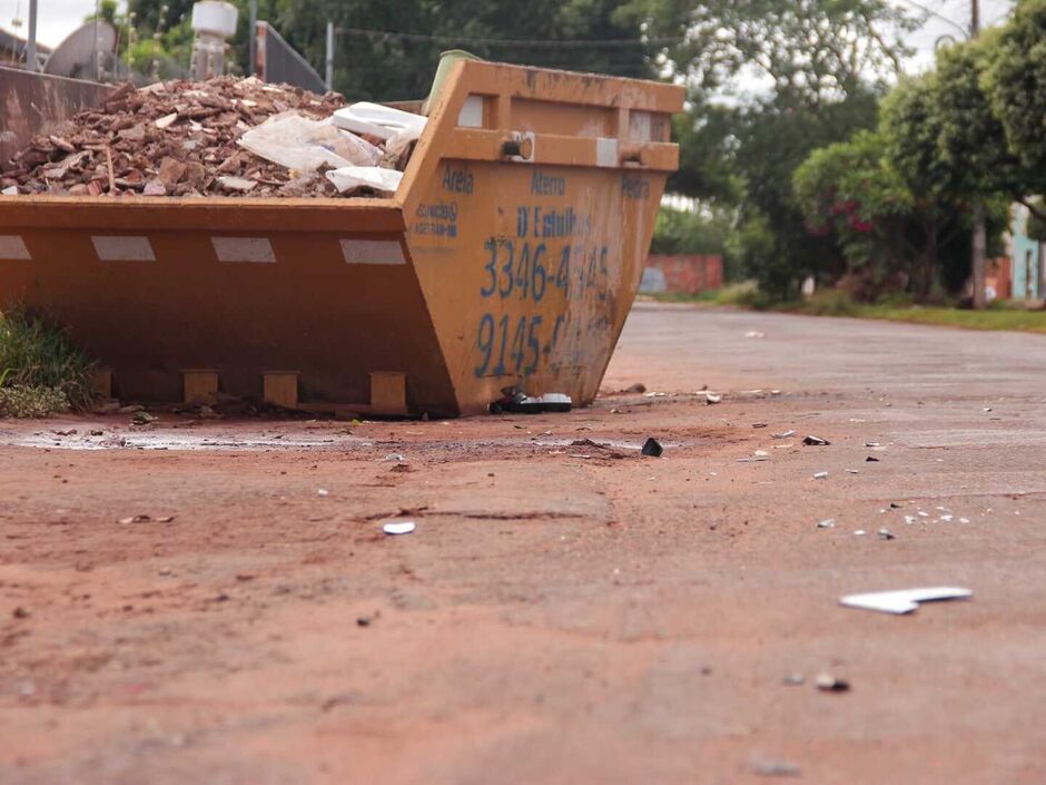 Motociclista morre ao bater em caçamba e garupa fica ferida