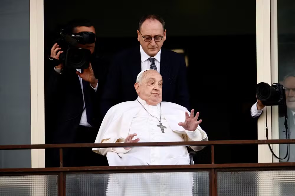Vídeo emocionante: Papa Francisco deixa hospital após quase 40 Dias de internação